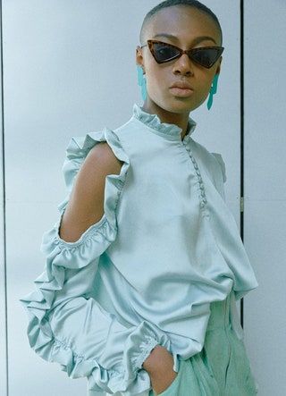 Esta imagen puede contener Gafas de sol Accesorios Accesorio Persona humana Ropa Vestuario Vestuario y decoración del hogar