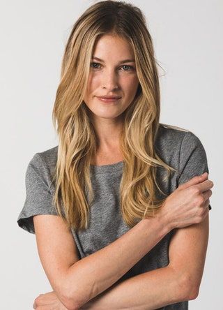 Den här bilden kan innehålla Blond kvinna Mänsklig Kvinna Tonåring Flicka Barn Barn Person Ansikte och arm