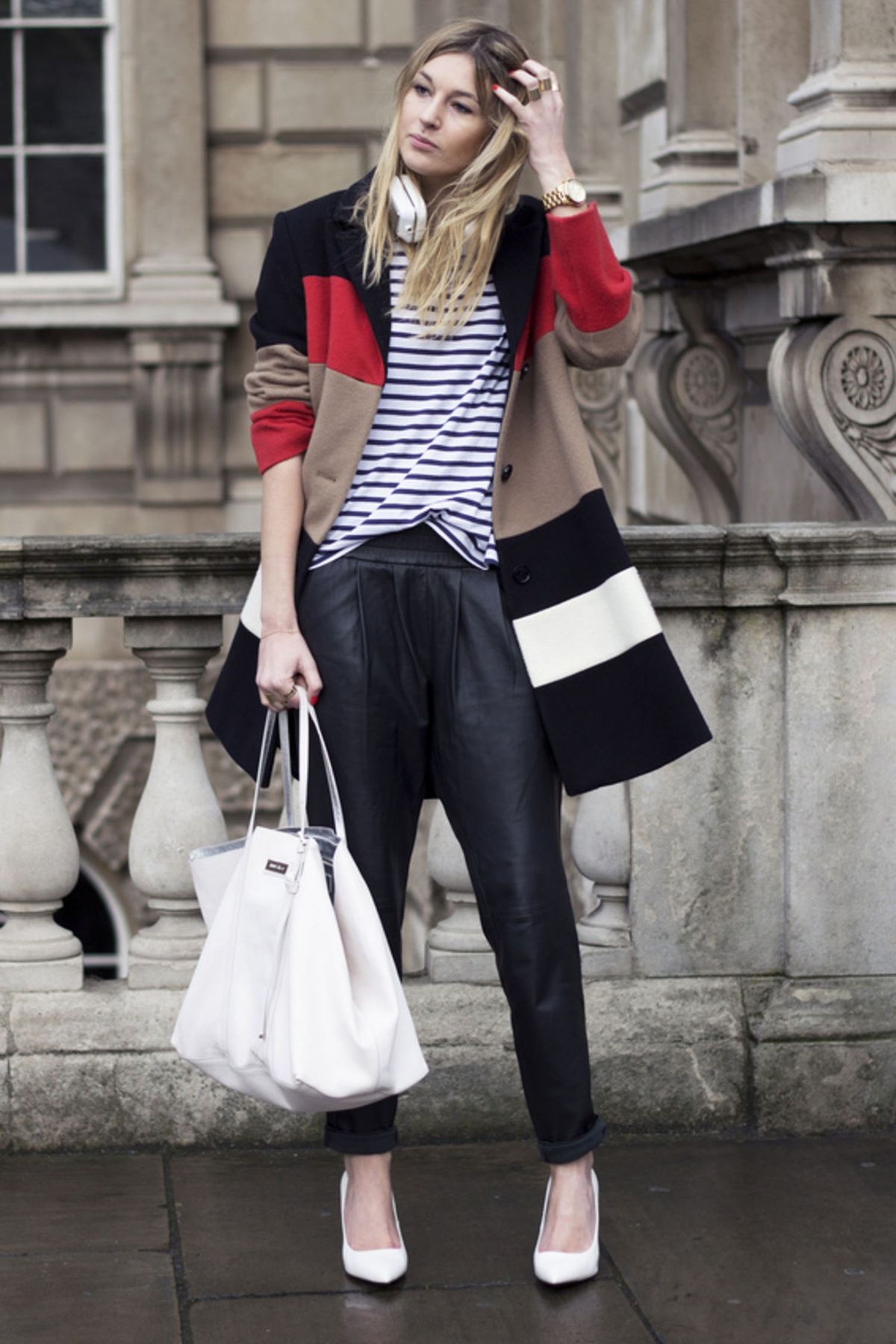 La imagen puede contener Ropa Ropa Calzado Bolsa de zapatos Bolso Accesorios Accesorio Persona humana y femenina