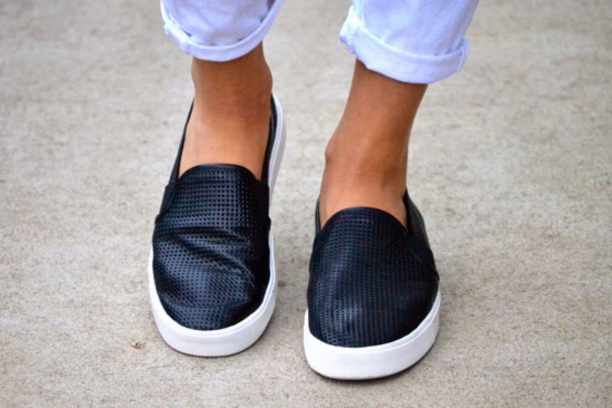 La imagen puede contener Ropa Vestimenta Calzado Zapato Persona humana y Zapatilla de deporte