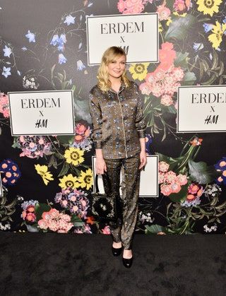 La imagen puede contener Ropa Ropa Kirsten Dunst Persona humana Manga Moda y Manga larga