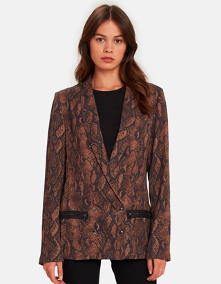La imagen puede contener Ropa Ropa Abrigo Chaqueta Blazer Abrigo Persona humana Traje y manga