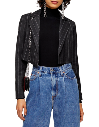 La imagen puede contener Ropa Ropa Chaqueta Abrigo Pantalones Persona humana Vaqueros de mezclilla y chaqueta de cuero