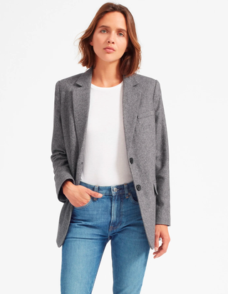 La imagen puede contener Ropa Ropa Chaqueta Abrigo Blazer Persona humana Pantalones y suéter