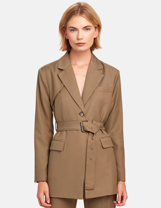 La imagen puede contener Ropa Abrigo Abrigo Persona humana y Gabardina