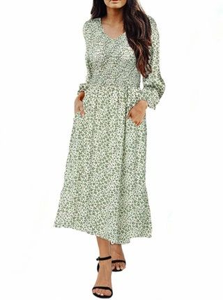 Model trägt ein grün-weißes Maxikleid mit Blumenmuster