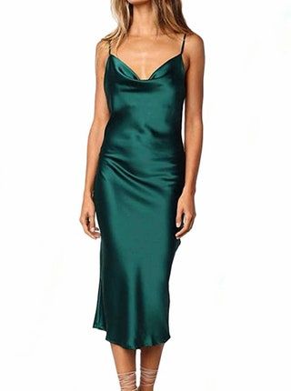 Model trägt grünes Seiden-Midikleid