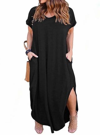 Model trägt schwarzes Maxikleid