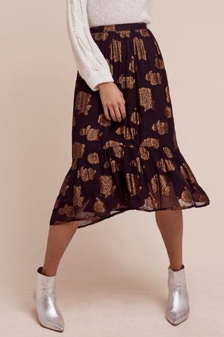 Bild kann enthalten Kleidung Kleid Kleidung Mensch und Rock