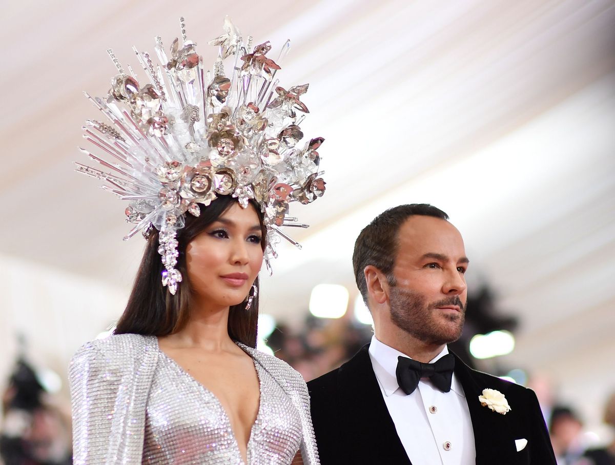 Gemma Chan y Tom Ford llegan para la Met Gala 2019 en el Museo Metropolitano de Arte el 6 de mayo de 2019 en Nueva York. El...
