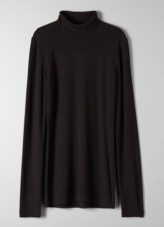 Jersey de cuello alto en negro con camiseta de Wilfred Has