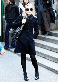 Bilden kan innehålla Kläder Kläder Människoperson Överrock Rock Trenchcoat Solglasögon Tillbehör och tillbehör