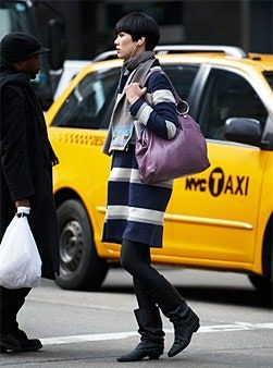 Bilden kan innehålla Bil Fordon Transport Bil Taxi Cab Människo och person