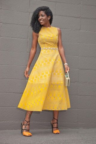 La imagen puede contener Vestido Ropa Vestimenta Persona humana Vestido de noche femenino Vestido de moda Bata y mujer