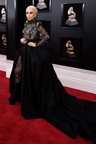 La imagen puede contener Estreno de moda Alfombra roja Estreno de alfombra roja Ropa Vestimenta Persona humana y vestido