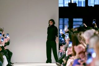 Die Modedesignerin Victoria Beckham läuft das Runway-Finale bei der Victoria Beckham Autumn Winter 2017 Fashion Show während der...
