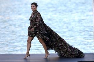 Bild könnte enthalten Kleidung Kleidung Mode Kleid Abendkleid Robe Kleid Mensch und Tanzpose