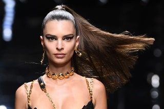 Bild kann enthalten Halskette Schmuck Accessoires Zubehör Menschliche Person Gesicht Emily Ratajkowski Mode und Kleidung
