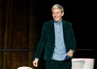 Ellen DeGeneres steht auf der Bühne.
