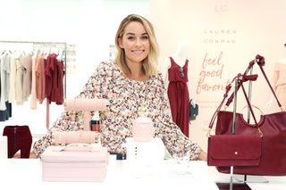 Bild kann enthalten Lauren Conrad Kleidung Kleidung Menschliche Person Kleid Taschenzubehör Handtaschenzubehör und Mode