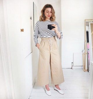 Dieses Bild kann Kleidung, Kleidung, menschliche Person, Hosen und Khaki . enthalten