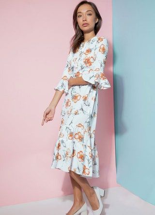 Bild kann enthalten Kleidung Kleidung Robe Mode Mensch Person und Kleid