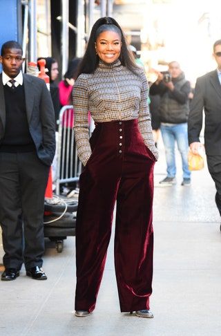 Bilden kan innehålla Skor Kläder Sko Kläder Mänsklig person Ärm Gabrielle Union Långärmad kostym och kappa