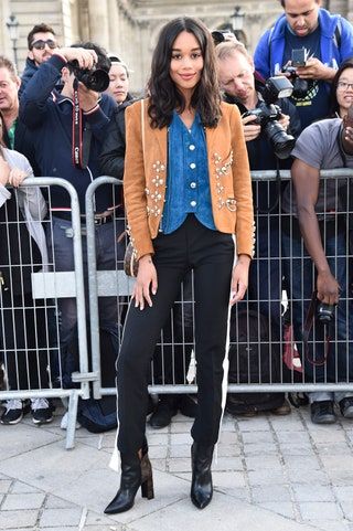 Bilden kan innehålla Laura Harrier Kläder Kläder Människoperson Skor Sko Solglasögon Tillbehör och tillbehör