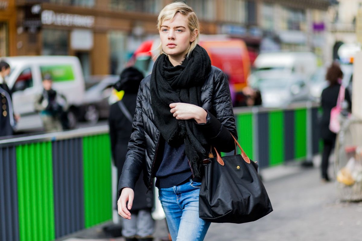 Das Bild kann enthalten Kleidung Kleidung Menschliche Person Hose Sandra Dee Schuhe Mantel Ärmel Jacke Tasche und Handtasche