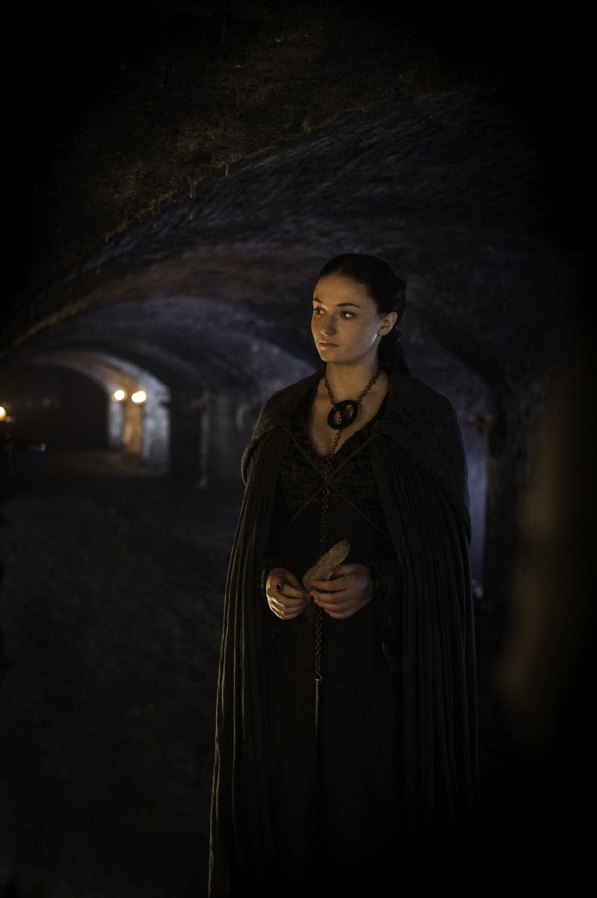 Sansa Stark con su collar circular en la temporada 5