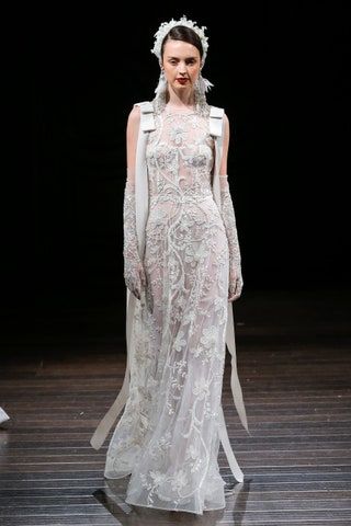 La imagen puede contener Ropa Vestimenta Moda Vestido de noche Vestido Robe Persona humana Vestido Manga femenina y boda