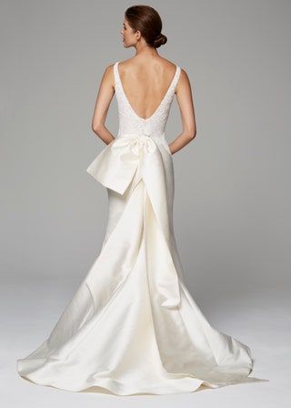 Esta imagen puede contener ropa, vestido, vestido de novia, vestido de boda, vestido de moda, bata, persona humana y mujer