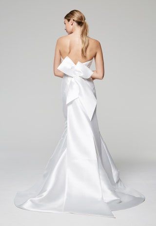 Esta imagen puede contener Ropa Vestimenta Vestido Persona femenina humana Traje de boda Vestido de novia de moda Vestido y mujer