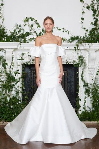 La imagen puede contener Ropa Vestimenta Boda Moda Vestido de novia Bata Persona humana Vestido de noche y femenino