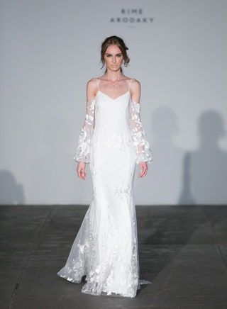 La imagen puede contener Ropa Ropa Persona humana Bata Moda Vestido de boda Vestido de novia Vestido y mujer
