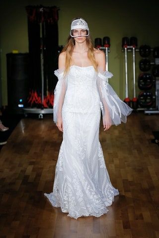 La imagen puede contener Ropa Vestimenta Moda Bata Vestido de noche Persona humana Boda y vestido de novia