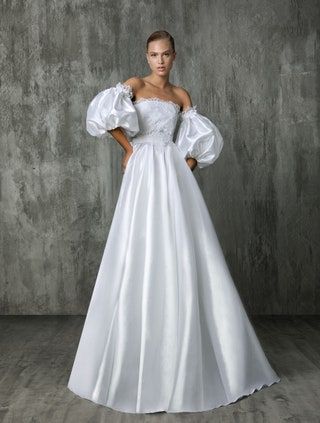 La imagen puede contener Ropa Vestimenta Humana Persona femenina Traje de boda Vestido de moda Vestido de novia y mujer