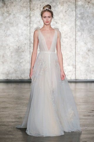 La imagen puede contener Ropa Vestimenta Traje de boda Vestido de moda Vestido de novia Persona humana Mujer y novia