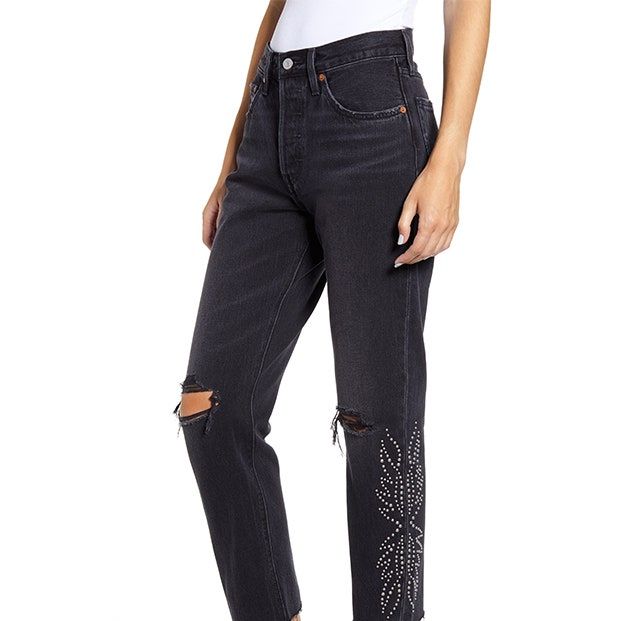 La imagen puede contener: ropa, indumentaria, pantalones, mezclilla, jeans, humano y persona