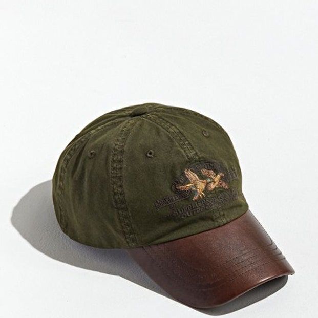 La imagen puede contener: ropa, indumentaria, gorra, gorra de béisbol y sombrero