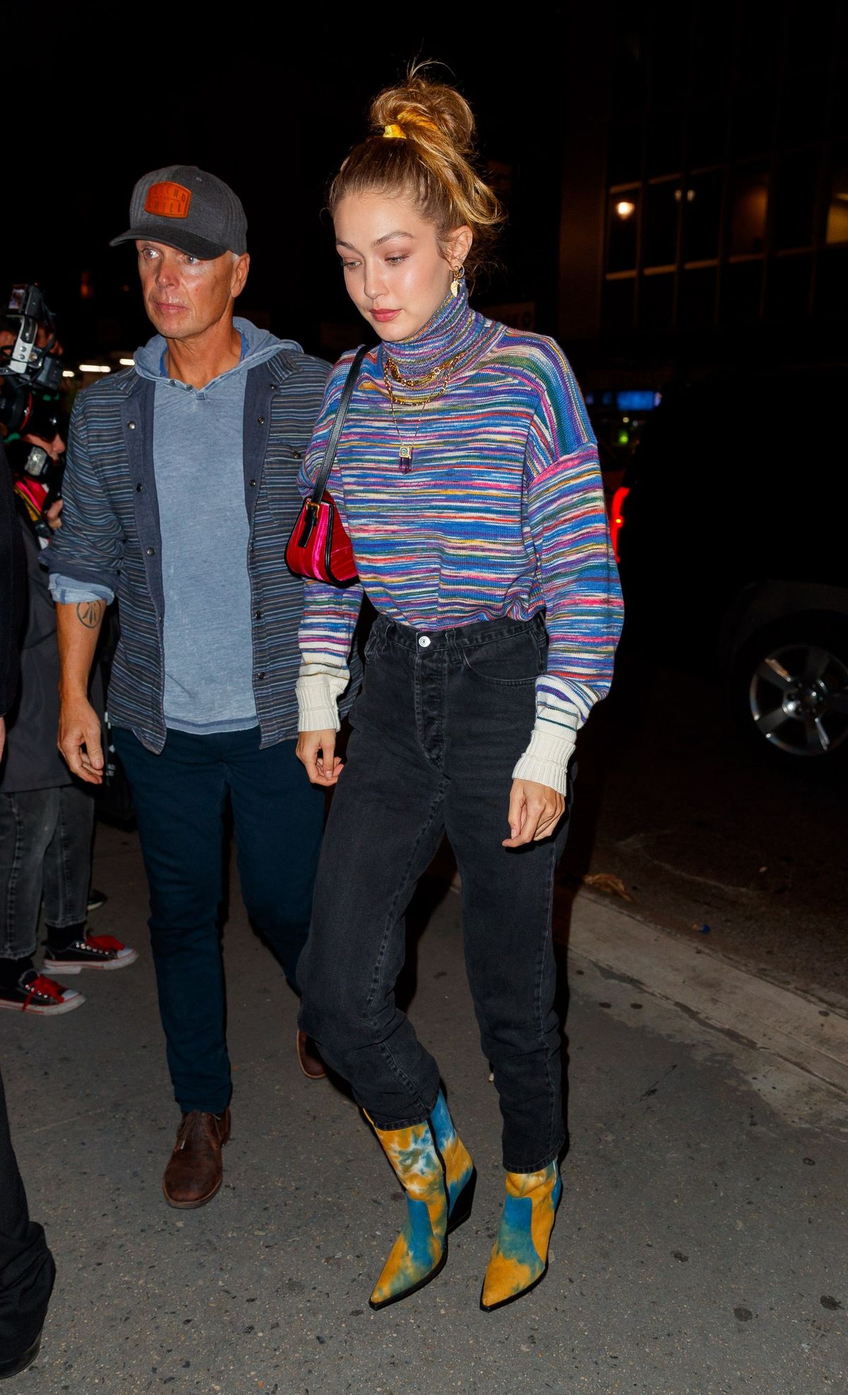 Gigi Hadid con botas de vaquero atadas