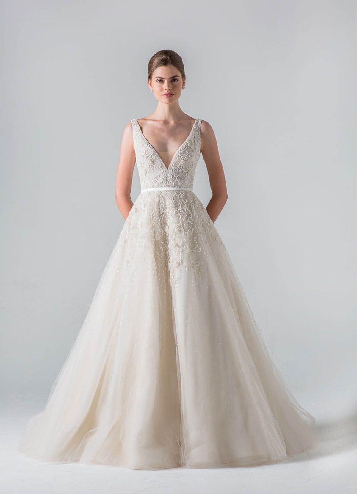 La imagen puede contener Ropa Vestimenta Vestido de novia Vestido de novia de moda Persona humana y novia