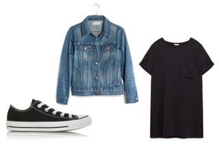 画像には衣料品、靴、靴、デニム、ジーンズが含まれている場合があります