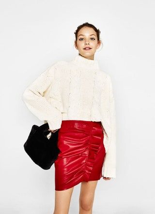 Esta imagen puede contener ropa, ropa, persona humana, mujer, falda, manga larga y manga