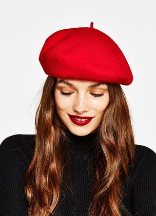 La imagen puede contener Ropa Ropa Persona humana Lápiz labial Cosméticos Sombrero y diadema