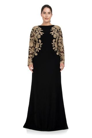 Bild könnte enthalten Kleidung Ärmel Kleidung Langarm Kleid Menschliche Person Abendkleid Kleid Robe und Mode