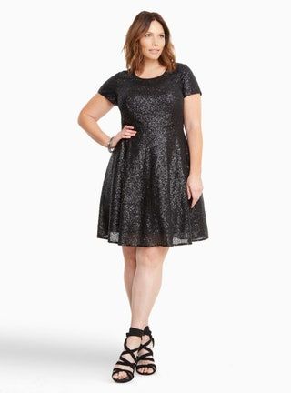 Bild kann enthalten Kleid Kleidung Kleidung Menschliche Person Abendkleid Robe Mode Kleid Frau und Frau
