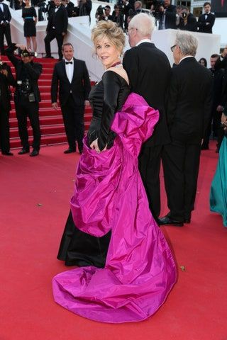 Bilden kan innehålla Jane Fonda Red Carpet Modepremiär Red Carpet Premiär Mänsklig person Skor och kläder