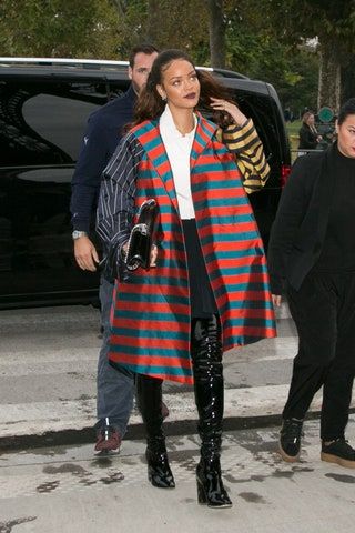 Bild kann enthalten Rihanna Bekleidung Bekleidung Schuhe Schuhe Mensch Person Mantel Mantel Anzug und weiblich