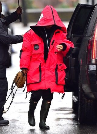 Bild kann enthalten Kleidung Kleidung Mensch Mensch Mantel Jacke und Mantel